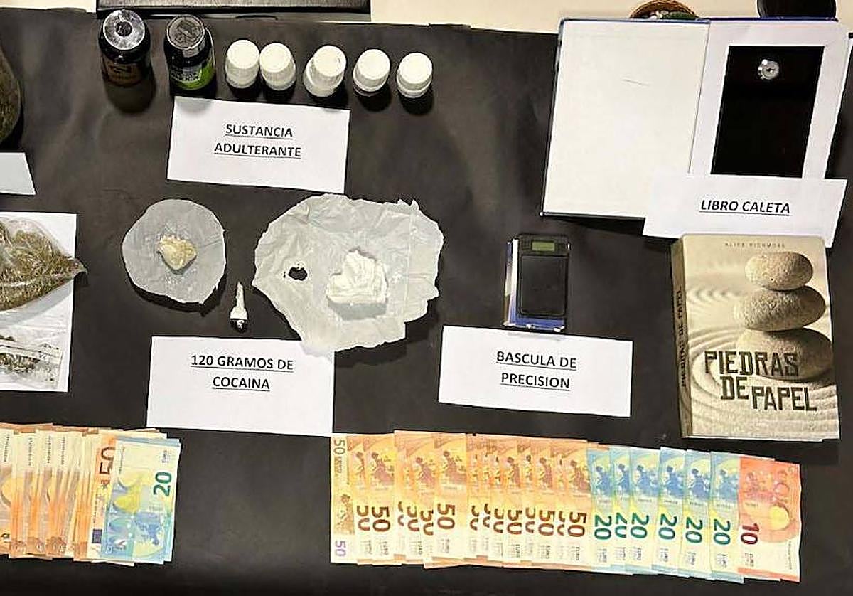 Droga, dinero y otros efectos intervenidos por la Policía Nacional.