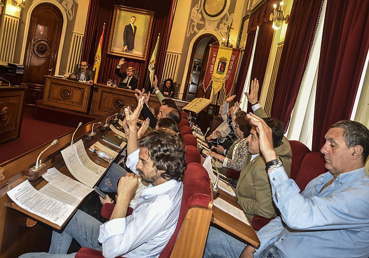 Votación en el último pleno municipal.