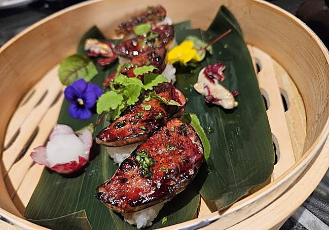 Este niguiri de foie flambeado es imperdible.