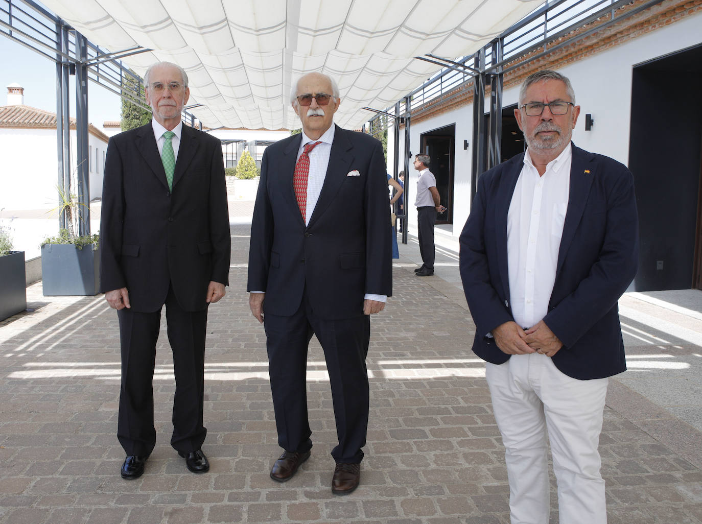 Felipe Jaraquemada, de Fundación Caja Badajoz, Emilio Cruz, Real Sociedad Económica Amigos del País y Miguel Monterey, presidente Viña Oliva 