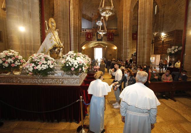 El año pasado, el tradicional besamanto se sustituyó por reverencias ante la imagen.