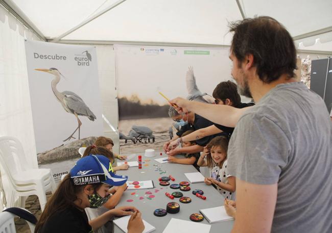 Imagen de archivo de un taller infantil en el festival de las Aves.