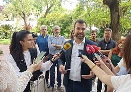 Luis Salaya atendió a los medios en el parque de Gloria Fuertes de Cáceres.