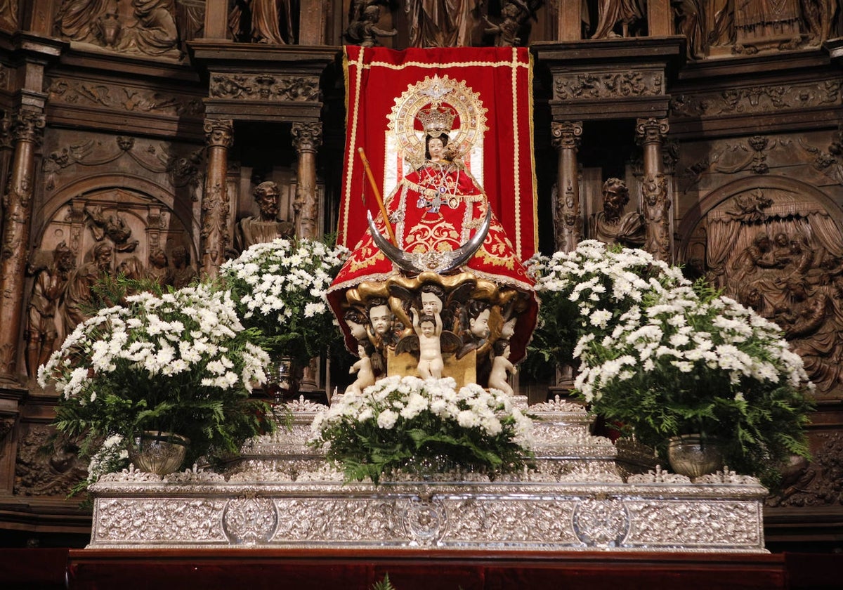 Los mantos seleccionados para el Novenario de la Virgen de la Montaña