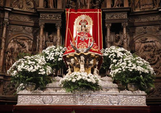 La Virgen lleva durante la primera jornada del besamanto la pieza donada por el Cefot. Es de color rojo.