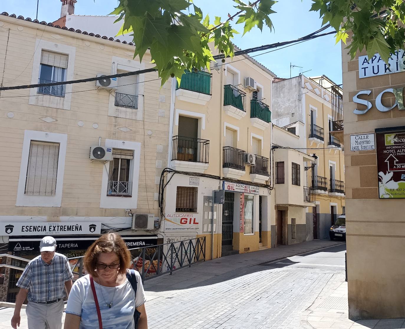 La calle hace esquina con la calle Parras.