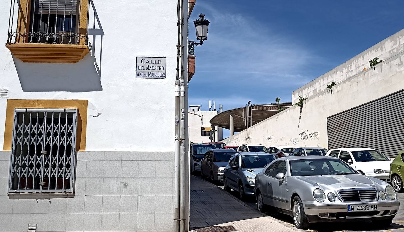 Parte superior de la calle Maestro Ángel Rodríguez, que da a la calle Piedad, junto al Aparcamiento de Obispo Galarza.
