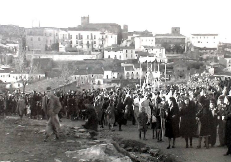 Subida de la imagen a su santuario, posiblemente en los años 50, con Cáceres al fondo.