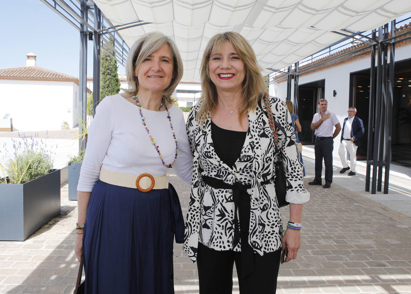 Victoria Bazaga, empresaria hostelera y Cristina Teniente, portavoz del PP en la Asamblea de Extremadura