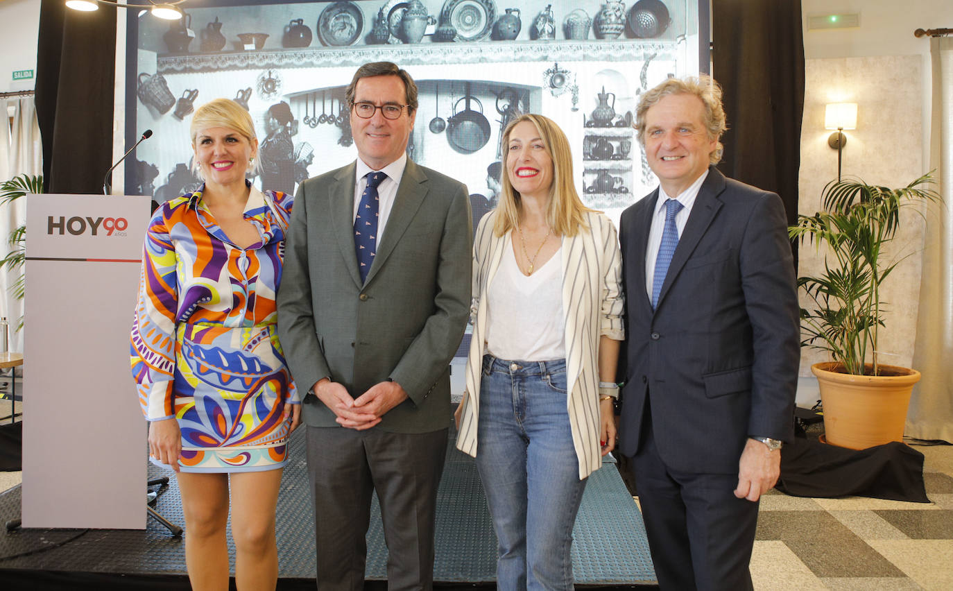 Elena Manzano,vicesecretaria de Economía y Hacienda del PP de Extremadura, Antonio Garamendi, presidente de la CEOE, María Guardiola, candidata del Partido Popular a la presidencia de la Junta de Extremadura e Ignacio Ybarra, presidente de Vocento