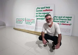 Santiago Morilla con los carteles que no ha podido colocar y que forman parte de la intervención 'Hidropolíticas de la Ribera del Marco'.
