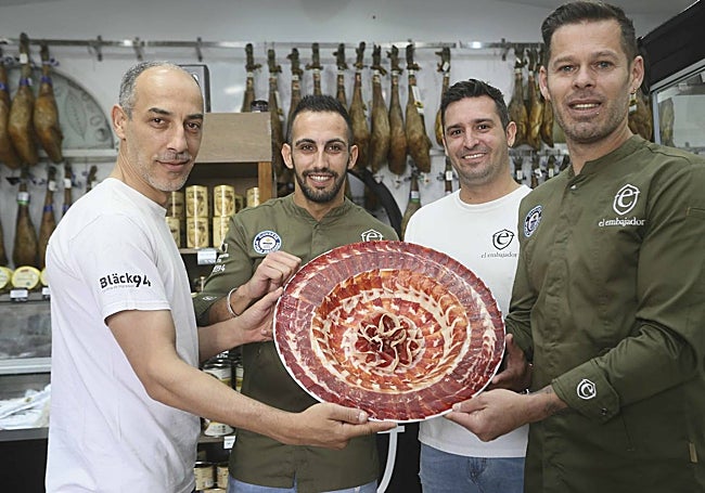 A la derecha, Luis Contreras