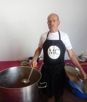 Imagen secundaria 2 - Arriba, el alcalde de Alconchel, mientras se dirige a los participantes en el encuentro. Abajo, regalos intercambiados y Miguel Ángel Castellano, en cargado de cocinar los garbanzos para los visitantes.