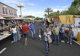 Ambiente en el mercadillo que se ha montado en el centro comercial de Las Vaguadas hoy sábado a primera hora.