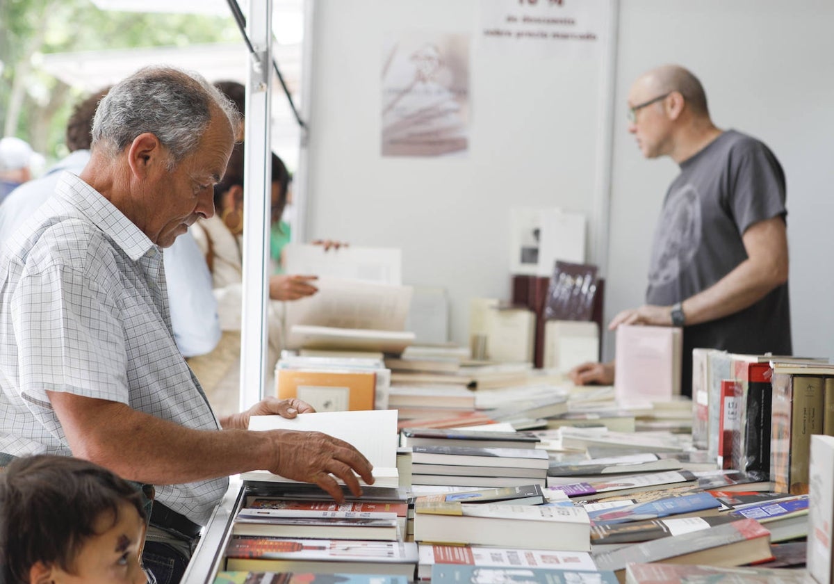 Lectores en una de las casetas de la Feria del Libro de Cáceres, que clausuró ayer su XXIII edición.