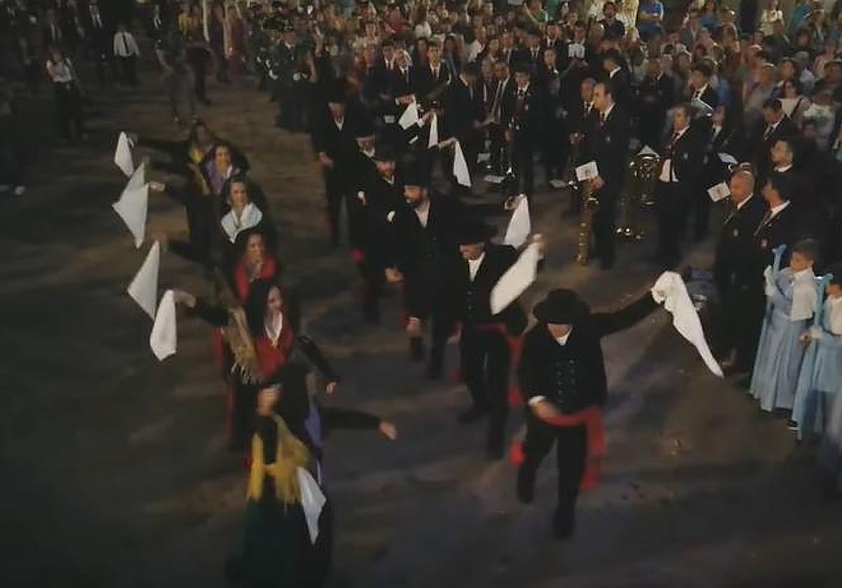 Un instante de la interpretación con los pañuelos al aire.