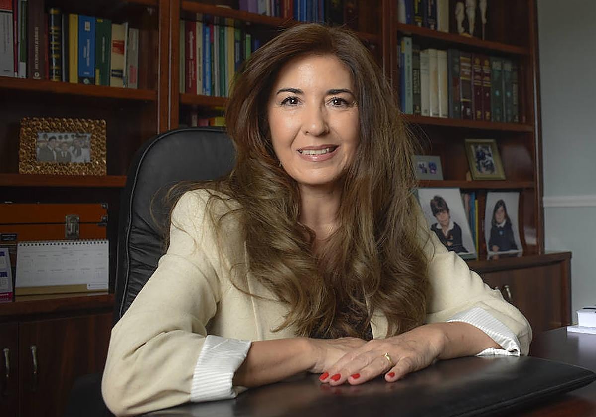 La abogada María Dolores García Enrique en su despacho.
