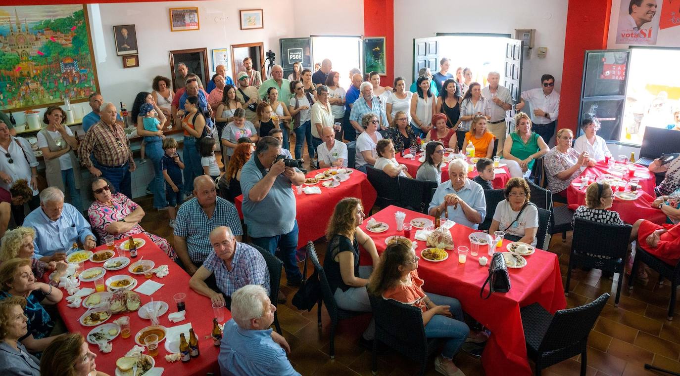 Imagen principal - Arriba, panorámica del interior de la Casa del Pueblo, este Primero de Mayo. Abajo, momentos de la intervención de Óscar Díaz y de Maribel García. CEDIDAS