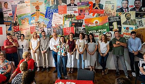 Imagen secundaria 1 - Arriba, panorámica del interior de la Casa del Pueblo, este Primero de Mayo. Abajo, momentos de la intervención de Óscar Díaz y de Maribel García. CEDIDAS