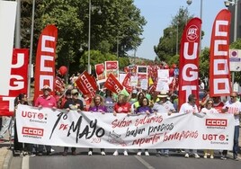 Encarna Chacón y Patrocinio Sánchez, en la cabecera de la manifestación del Primero de Mayo en Mérida.