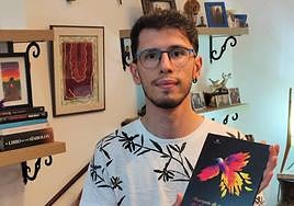 El joven poeta calamonteño con su obra 'Anarquía de un poeta del tres al cuarto'.