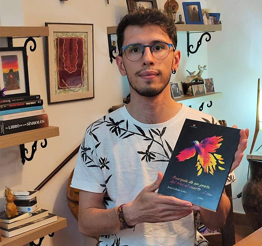 El joven poeta calamonteño con su obra 'Anarquía de un poeta del tres al cuarto'.