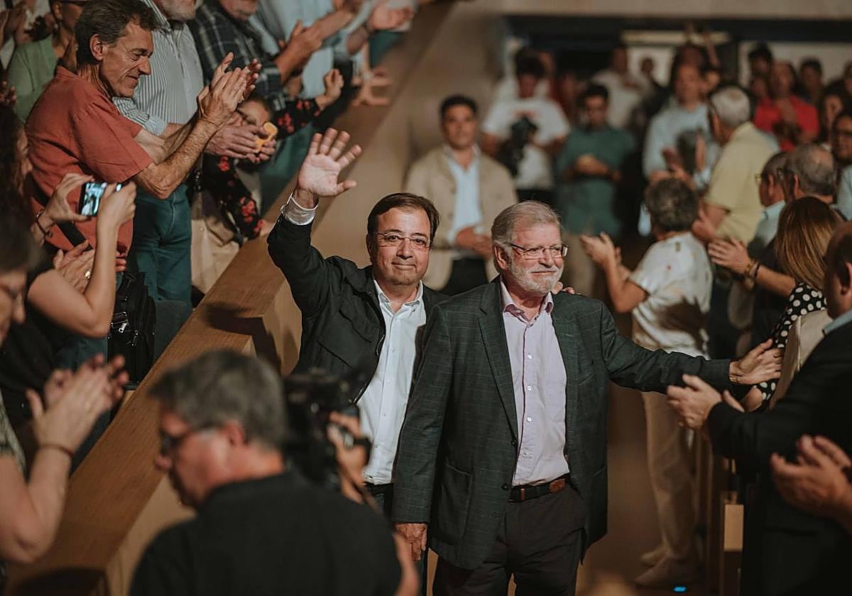 Fernández Vara y Rodríguez Ibarra rodeados de militantes en el palacio de congresos de Mérida.