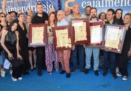 Los premiados con integrantes del jurado y organizadores.