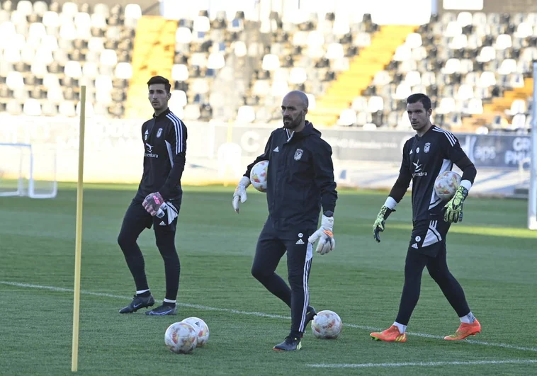 Javi Melchor, en el centro, junto a los porteros Miguel Narváez y Kike Royo durante un entrenamiento del Badajoz.