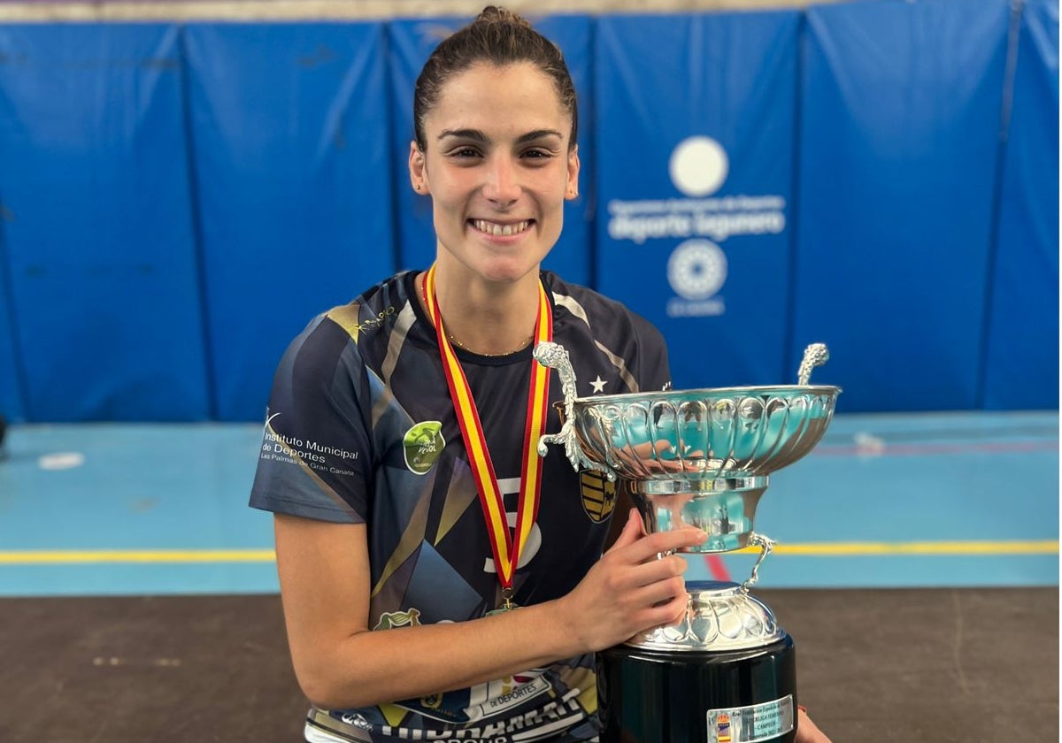 Alba Sánchez posa con el trofeo de campeona de la Liga Iberdrola.