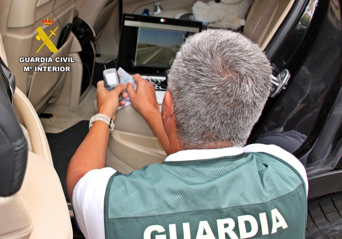 Escondidos en un coche facilitaban las respuestas del examen para obtener el permiso de conducir.