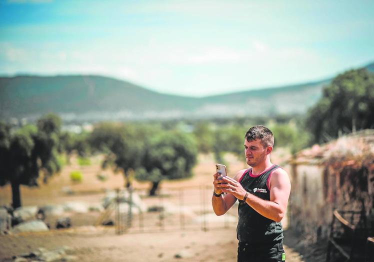 Juan Carlos Fernández, comprobando la cobertura de su móvil en la finca.