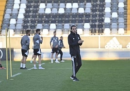 David Tenorio dirigiendo su primer entrenamiento.