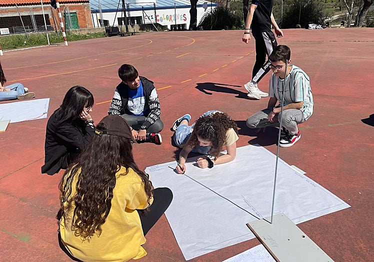 Alumnos del IES San Ildefonso de Segura de León realizando mediciones.