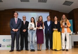 Foto de familia de premiados y autoridades en el acto celebrado en el campus de Badajoz de la UEx.