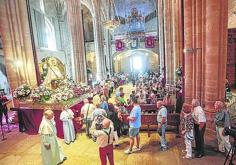 Imagen del interior de la Concatedral durante el besamanto, este viernes.