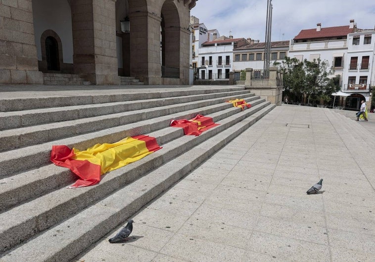 Banderas de la instalación de 'Maismenos' que no se permitió instalar en los mástiles junto al Ayuntamiento.