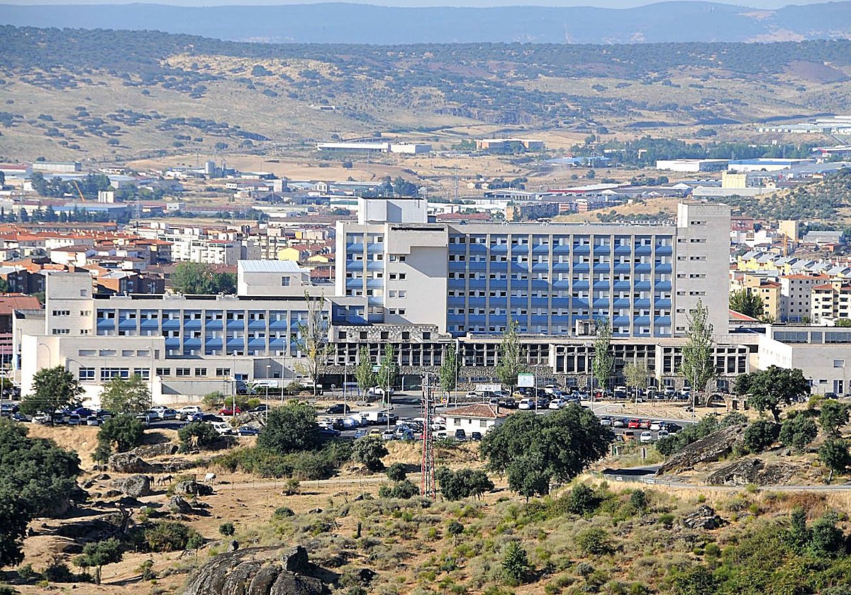 Fue contratado el 2 de mayo por el SES para pasar consulta en un pueblo del área de salud de Plasencia.