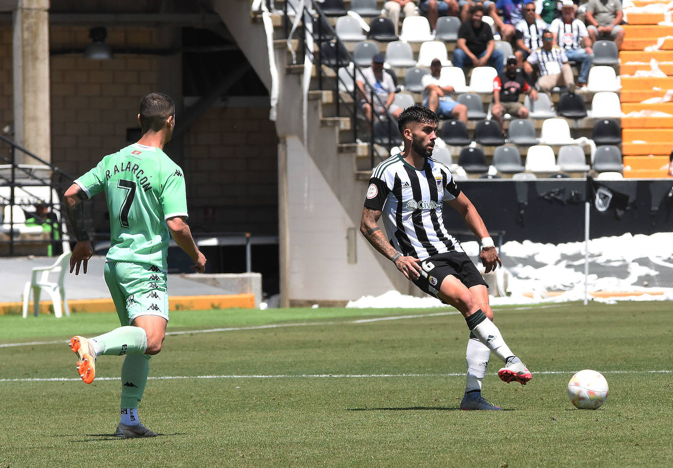 El Badajoz vence a la Cultural Leonesa y cree en la salvación