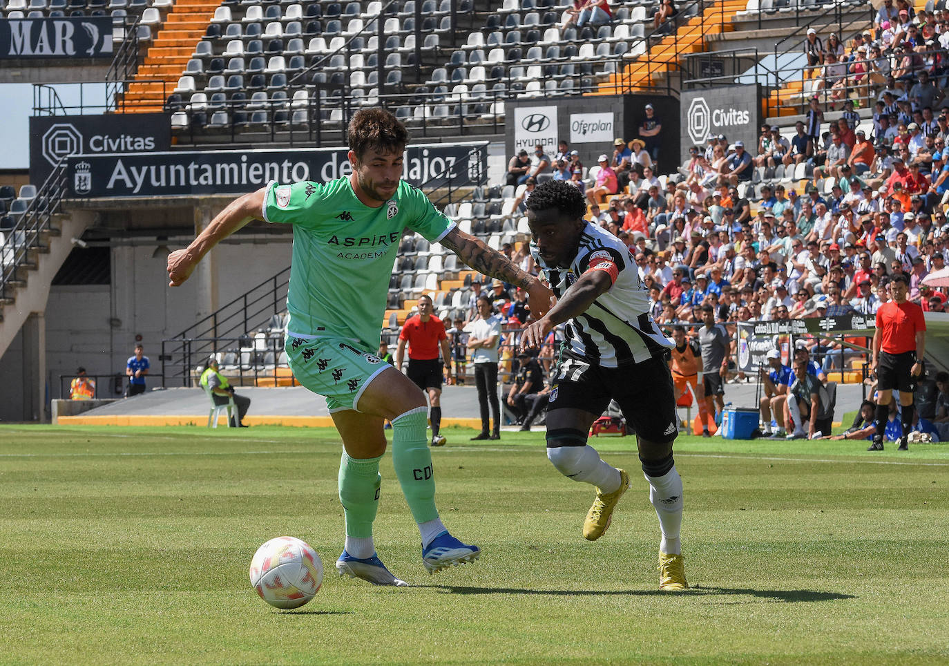 El Badajoz vence a la Cultural Leonesa y cree en la salvación