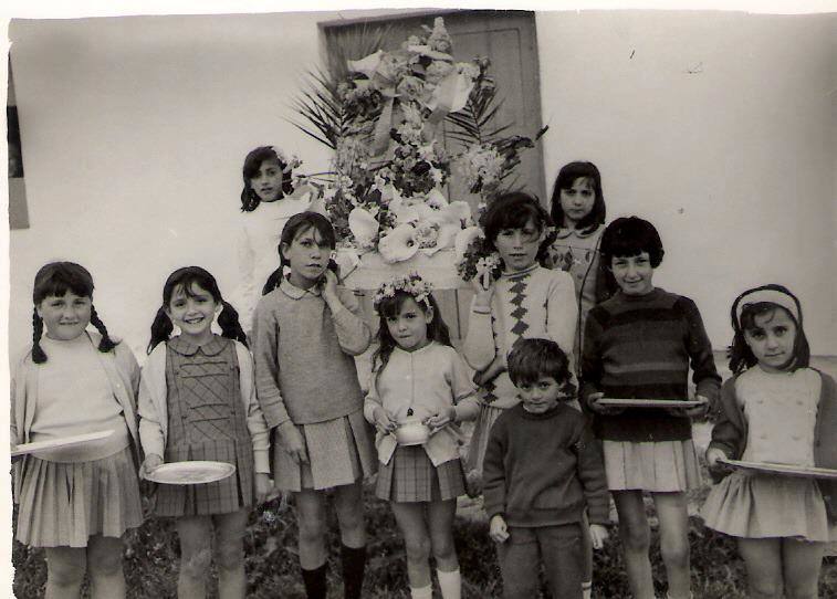 Grupo de niñas de Alconchel celebrando la Santa Cruz, a finales de los años 60.