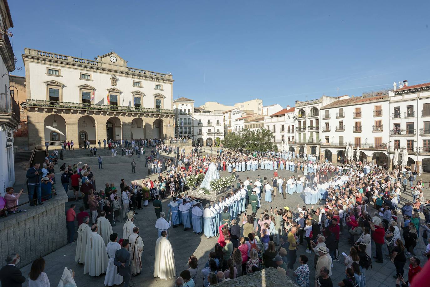 Los cacereños despiden a la Virgen de la Montaña en Fuente Concejo