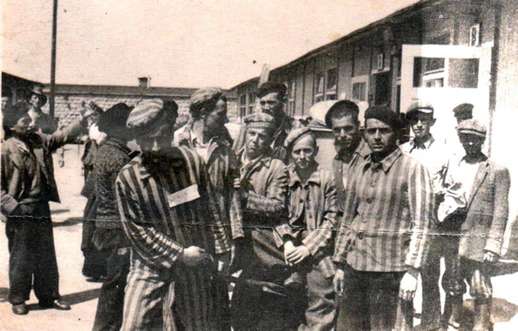 Imagen principal - Arriba, grupo de españoles en el campo de concentración de Mauthausen. Abajo entrada principal del campo de concentración y el alconchelero Plácido Vargas González junto a su esposa.