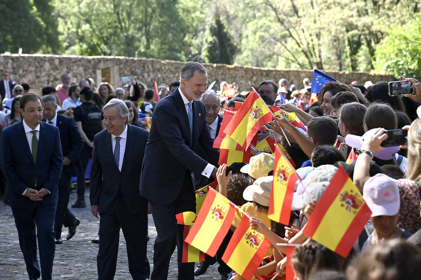 El Rey Felipe VI saluda a los escolares que han acudido al Monasterio de Yuste. 