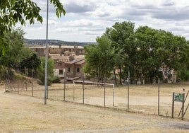 El campo de fútbol La Serrana donde se harán los pisos en Plasencia.