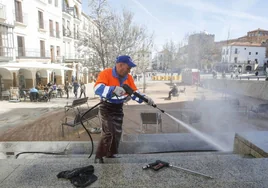 Un operario de Conyser en labores de limpieza en la Plaza Mayor.