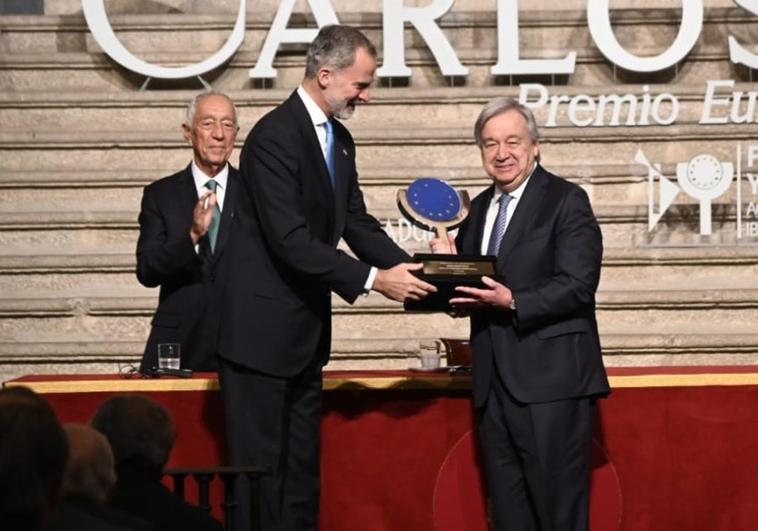 Entrega del galardón durante el acto que ha tenido lugar en el monasterio de Yuste.