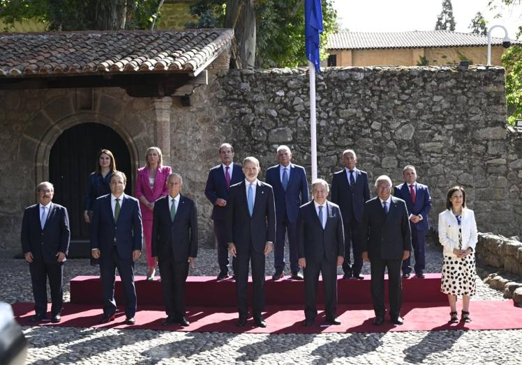 El Rey Felipe VI posa con las personalidades que han asistido al acto.