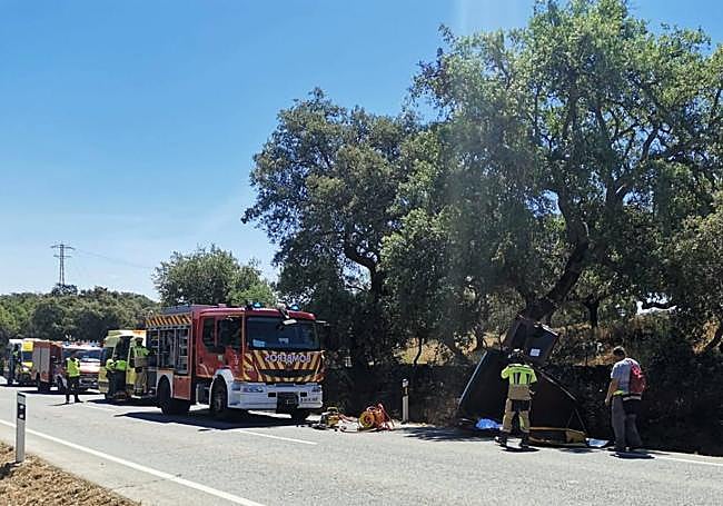 Los equipos de emergencias actuando en el lugar del accidente.