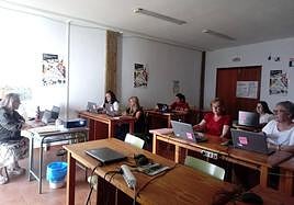 Mujeres de Alconchel formándose en el aula de informática del Centro de Formación Municipal.